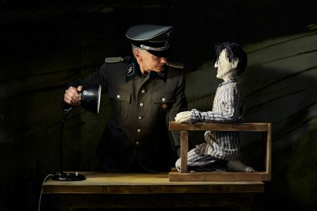 zu sehen ist die Puppe des inhaftierten Vaters, der gerade von einem Schauspieler in SS-Uniform verhört wird